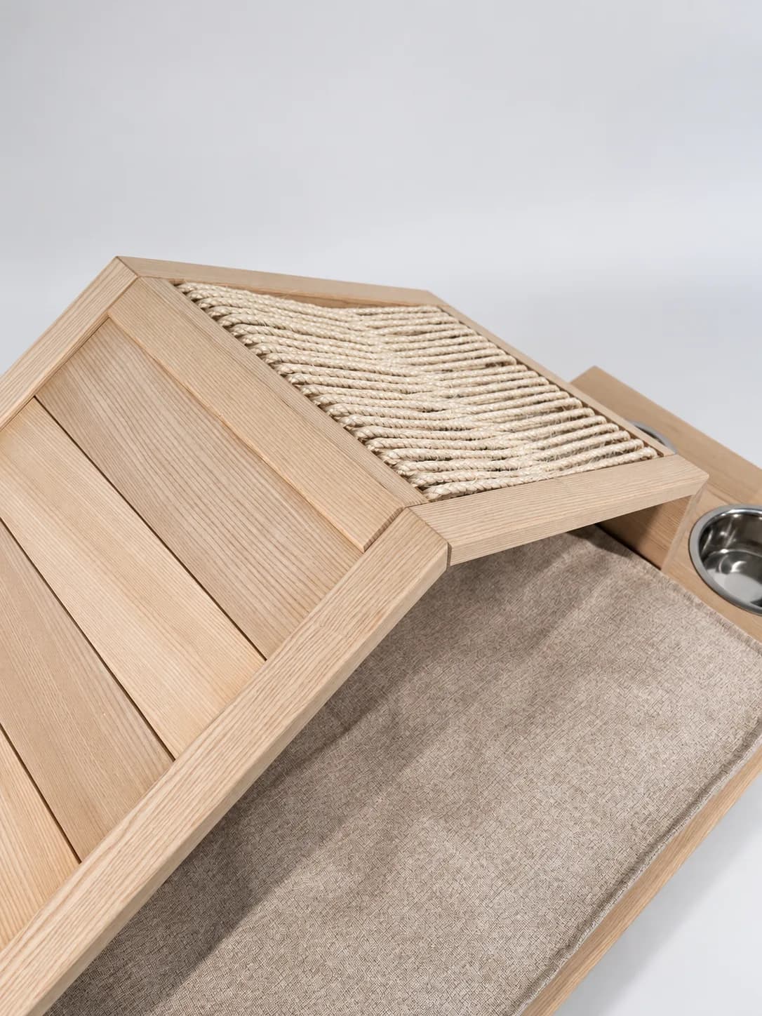 Detail of the Mia roof with hand-woven rope