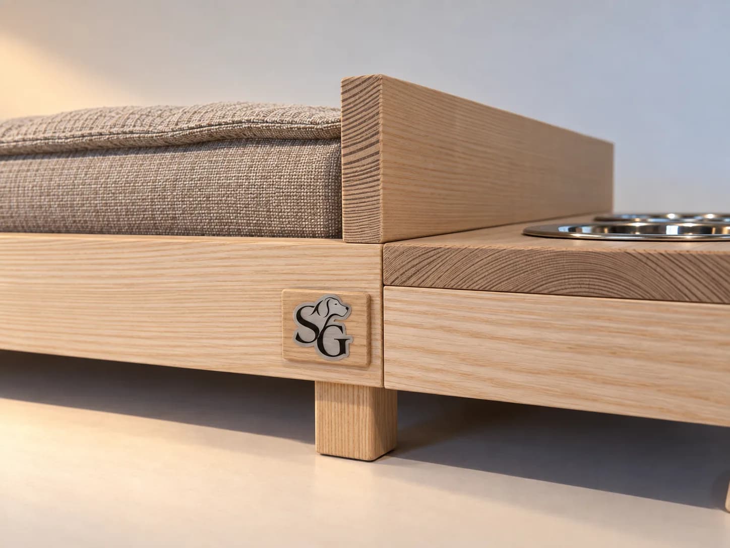 Detail of the leg and the Stellia Group logo on the Trixie bed
